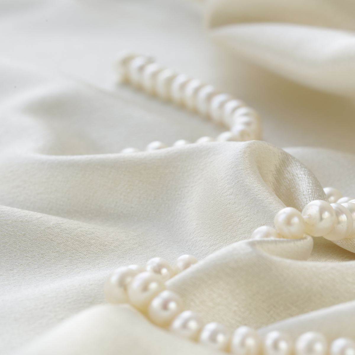 Pearls and silk, objects of desire