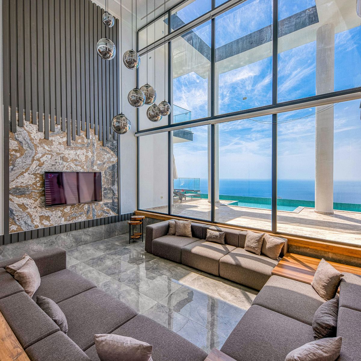 An ultra-prime penthouse with ocean views