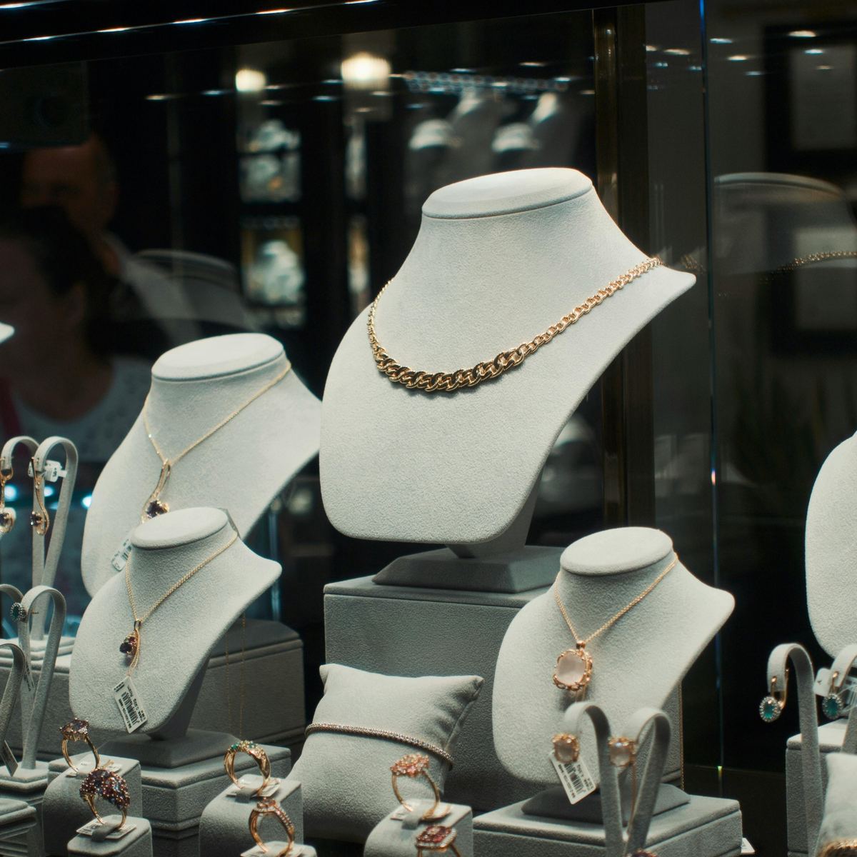 Fine jewellery, gold and gemstones
